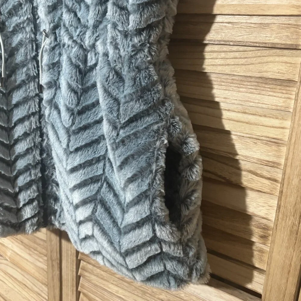 Sabrina Lauren Chevron Faux Fur Vest Silvery Blue Grey Alpine Chic Size L EUC